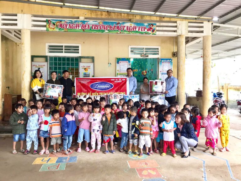Tặng chăn ga gối đệm cho các em nhỏ vùng cao